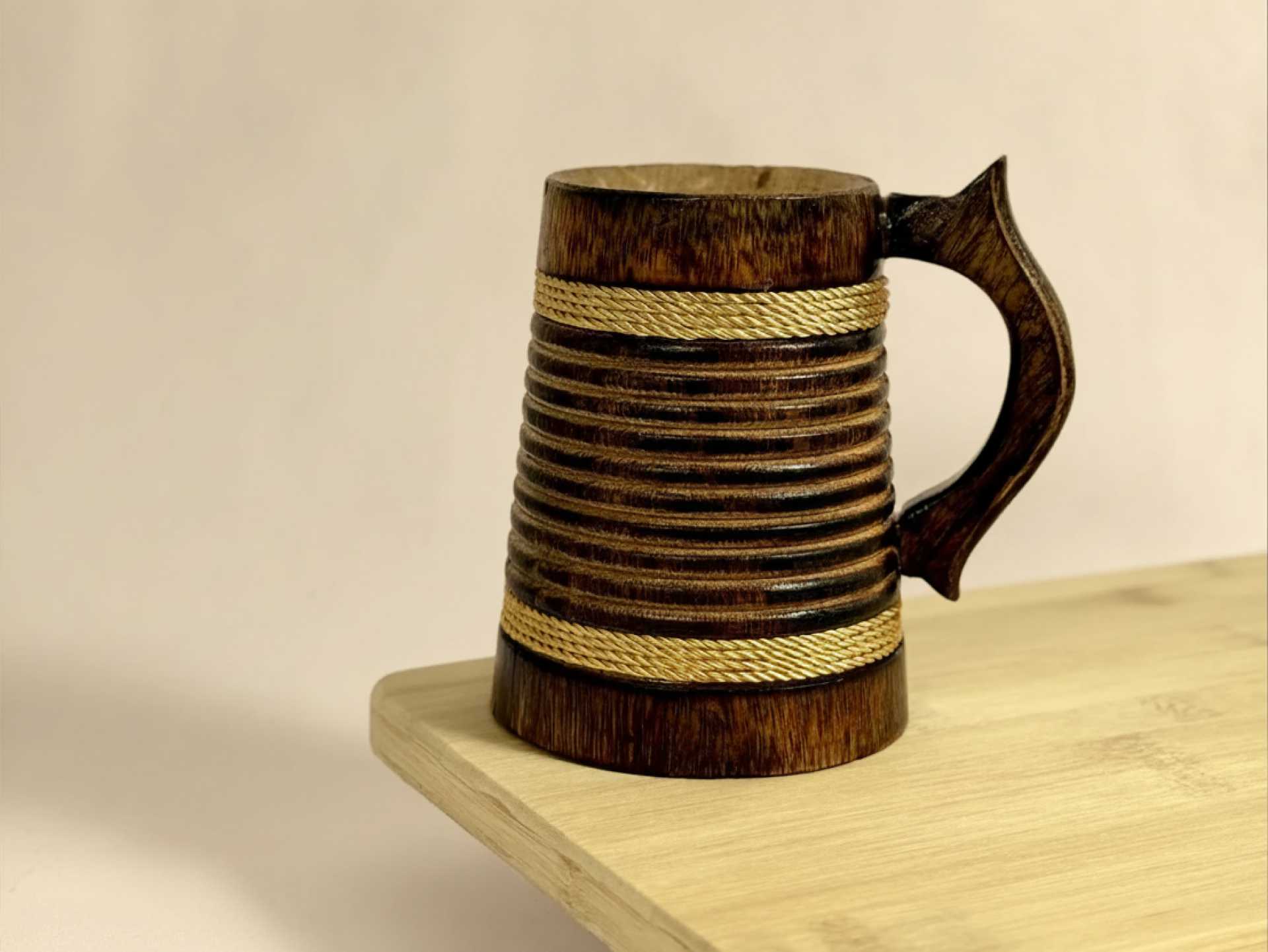 this is the beautiful and best handcrafted wooden beer mug for beer lovers and home decor lovers made of eco friendly mango wood and packed in eco friendly plastic free packaging. Buy the best quality handcrafted wooden beer mug on agrrro.com.