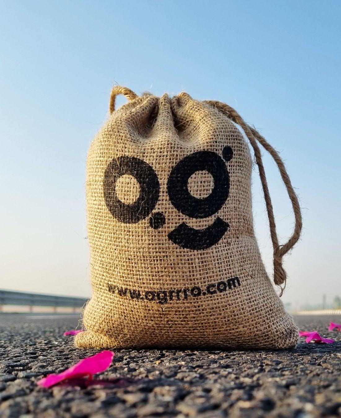this is the beautiful and best handcrafted jute potli bag, jute gunny bag. Buy world's best handmade jute potli bag or jute gunny bag on www.agrrro.com. This is the best way to gift something to your loved ones.